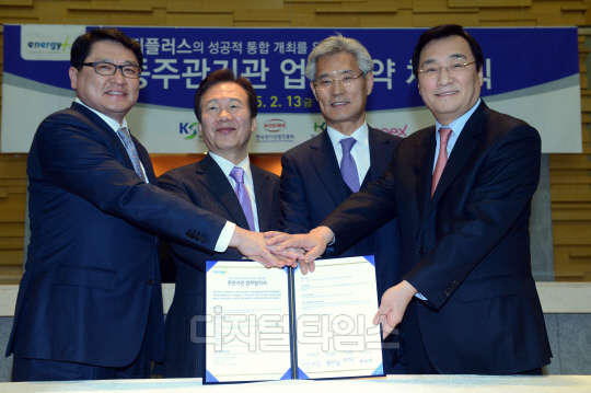 아시아 최대 규모 에너지 전시회인 '에너지플러스(Energy Plus)의 성공적 개최를 위한 공동주관기관 업무협약식'이 13일 서울 삼성동 코엑스에서 열렸다.이날 행사에서 구자균 한국스마트그리드협회 회장(왼쪽부터), 장세창 한국전기산업진흥회 회장, 권영수 한국전지산업협회 부회장, 변보경 코엑스 대표이사가 협약서에 사인을 한 후 기념촬영을 하고 있다. 에너지플러스는 오는 10월20일부터 22일까지 코엑스 A,C홀에서 개최되며 스마트그리드, 이차전지, 발전, 송배전 기자재 등 차세대 에너지 품목에 대한 전시 및 콘퍼런스가 진행될 예정이다.  김민수기자ultrartist@